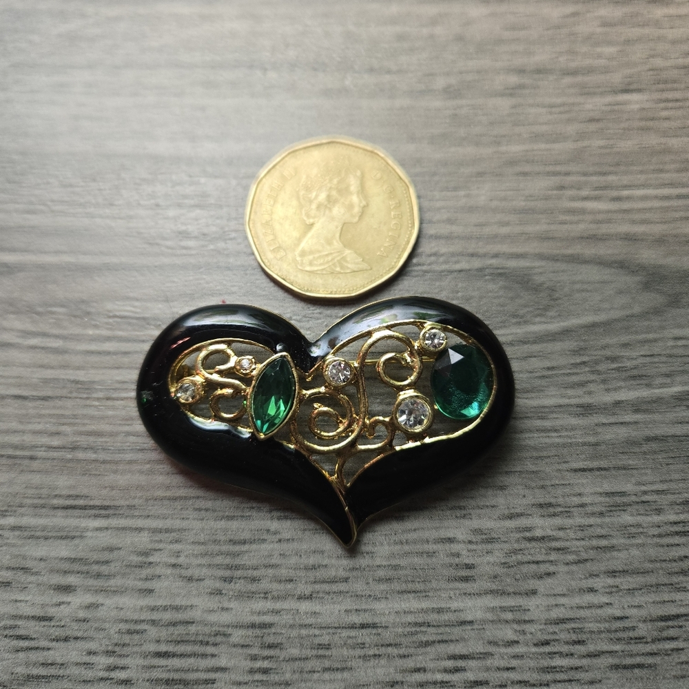 Elegant Black and Gold Heart Brooch with Emerald Accents Costume Jewelry - Picture 4 of 5